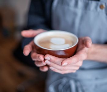 Člověk, kter&yacute; se zab&yacute;v&aacute; př&iacute;pravou k&aacute;vy, se naz&yacute;v&aacute; barista. 
Nen&iacute; to v&scaron;ak jen pr&aacute;zdn&eacute; označen&iacute;, nejedn&aacute; se o někoho, kdo pouze  vař&iacute;  k&aacute;vu, vždy by se mělo jednat o odborn&iacute;ka. V kav&aacute;rně je to člověk, kter&yacute; zodpov&iacute;d&aacute; za kvalitu připraven&yacute;ch n&aacute;pojů, vyb&iacute;r&aacute; k&aacute;vu, je zodpovědn&yacute; za jej&iacute; spr&aacute;vnou př&iacute;pravu. Baristou se člověk nestane ze dne na den, je potřeba nejen dostatek zku&scaron;enost&iacute;, znalost&iacute;, ale i talent.