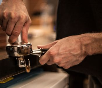 Z&aacute;sadn&iacute; pomůcka spr&aacute;vn&eacute;ho baristy. 
N&aacute;stroj vzhledem připom&iacute;naj&iacute;c&iacute; kulat&eacute; pečetidlo nebo raz&iacute;tko, často s kovovou spodn&iacute; hlavou a dřevěnou rukojet&iacute;. Slouž&iacute; k přesn&eacute;mu urovn&aacute;n&iacute; a upěchov&aacute;n&iacute; porce mlet&eacute; k&aacute;vy v p&aacute;ce espresso k&aacute;vovaru. Použit&iacute; tamperu m&aacute; na v&yacute;slednou kvalitu připravovan&eacute;ho espressa zcela z&aacute;sadn&iacute; vliv. Designov&yacute; temper je &scaron;perkem každ&eacute;ho baristy.