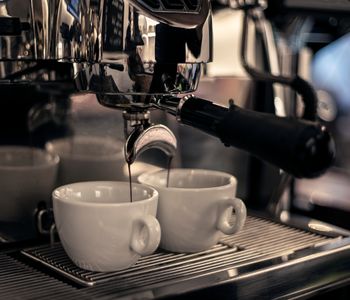Espresso lungo je velmi obl&iacute;ben&yacute;m k&aacute;vov&yacute;m n&aacute;pojem zejm&eacute;na pro milovn&iacute;ky vět&scaron;&iacute;ho množstv&iacute; k&aacute;vy, tedy pro ty, kteř&iacute; si nechtěj&iacute; pouze srknout siln&eacute;ho v&yacute;razn&eacute;ho espressa. 
Obvykle je tato k&aacute;va prodloužena na dvojn&aacute;sobn&eacute; množstv&iacute; espressa, tedy na nějak&yacute;ch 60-70 ml. Espresso lugno je ve spr&aacute;vn&eacute;m př&iacute;padě připraveno naředěn&iacute;m klasick&eacute;ho espressa horkou vodou, v tom hor&scaron;&iacute;m a m&eacute;ně zdrav&eacute;m př&iacute;padě prot&eacute;k&aacute; voda d&aacute;vkou k&aacute;vy del&scaron;&iacute; dobu.
