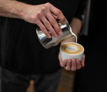 N&aacute;poj skl&aacute;daj&iacute;c&iacute; se ze tř&iacute; č&aacute;st&iacute;, kter&eacute; by měly b&yacute;t zhruba ve stejn&eacute;m poměru: jedn&aacute; se o espresso, hork&eacute; ml&eacute;ko a ml&eacute;čnou pěnu. 
Tato k&aacute;va je připravov&aacute;na do typick&yacute;ch, sp&iacute;&scaron;e &scaron;ir&scaron;&iacute;ch, &scaron;&aacute;lků miskovit&eacute;ho tvaru a jedn&aacute; se o typick&yacute; sn&iacute;daňov&yacute; n&aacute;poj. Jedno italsk&eacute; zakl&iacute;nadlo dokonce prav&iacute;, že Ital cappuccino pije pouze dopoledne. Spr&aacute;vn&eacute; cappuccino m&aacute; takovou teplotu, že jej můžeme hned p&iacute;t. A skořice na něj nepatř&iacute;.