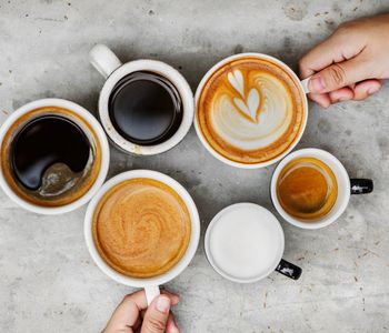 K&aacute;vu vět&scaron;ina lid&iacute; pije pr&aacute;vě kvůli jej&iacute;mu obsahu Kofeinu, alkaloidu, kter&yacute; je v n&iacute; přirozeně obsažen. 
Kofein, kter&yacute; pr&aacute;vě po k&aacute;vě z&iacute;skal i sv&eacute; jm&eacute;no, je b&iacute;l&aacute; krystalick&aacute; l&aacute;tka, kter&aacute; m&aacute; na na&scaron;e tělo povzbuzuj&iacute;c&iacute; &uacute;činek. Jedn&aacute; se pravděpodobně o nejroz&scaron;&iacute;řeněj&scaron;&iacute; př&iacute;rodn&iacute; stimulant na světě. Na kofeinu je možn&eacute; si vytvořit z&aacute;vislost. Spr&aacute;vně připraven&eacute; espresso, obsahuje tolik kofeinu že dok&aacute;že povzbudit organismus na přibližně patn&aacute;ct minut.