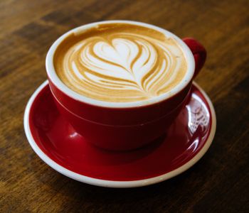 Latt&eacute; je italsky ml&eacute;ko a to je rovněž důležitou složkou n&aacute;poje caff&eacute; latt&eacute;. 
Hraje zde vyloženě dominantn&iacute; roli, neboť hork&eacute; ml&eacute;ko doplňuje klasick&eacute; epsresso. Pod&aacute;v&aacute; se nejčastěji do vysok&eacute; silnostěn&eacute; sklenice, ve kter&eacute; může b&yacute;t i vizu&aacute;lně navrstven&eacute;. K tomu doch&aacute;z&iacute; tak, že nejprve sklenici napln&iacute;me p&aacute;rou na&scaron;lehan&yacute;m ml&eacute;kem, do kter&eacute;ho přil&eacute;v&aacute;me d&aacute;vku klasick&eacute;ho epsressa o objemu cca 30 ml.