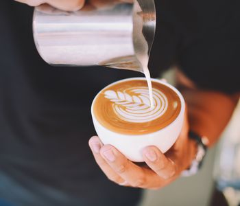 Jedn&aacute; se o modern&iacute; způsob př&iacute;pravy k&aacute;vy založen&eacute; na pr&aacute;ci s ml&eacute;kem, resp. s ml&eacute;čnou pěnou. 
T&yacute;k&aacute; se tedy n&aacute;pojů jako je např&iacute;klad cappuccino či caff&eacute; latt&eacute;. Pojem art v n&aacute;zvu označuje uměn&iacute; tvořit, tedy vlastně malovat, obrazce zručn&yacute;m nal&eacute;v&aacute;n&iacute;m do spr&aacute;vně na&scaron;lehan&eacute; ml&eacute;čn&eacute; pěny na hladině espressa. A nejedn&aacute; se pouze o l&iacute;steček či srd&iacute;čko, d&iacute;ky trpěliv&eacute;mu tr&eacute;ninku dok&aacute;že barista malovat i velmi n&aacute;padit&eacute; a složit&eacute; obr&aacute;zky.