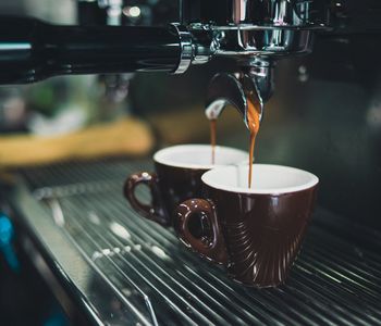 Původně italsk&yacute; k&aacute;vov&yacute; n&aacute;poj připraven&yacute; pomoc&iacute; stoje na espresso tlakem hork&eacute; vody oproti d&aacute;vce k&aacute;vy umlet&eacute; na spr&aacute;vnou hrubost. 
V&yacute;sledkem tohoto procesu je emulze vody a kvalitn&iacute;ch aromatick&yacute;ch olejů poch&aacute;zej&iacute;c&iacute;ch z k&aacute;vov&eacute;ho zrna. Objem spr&aacute;vn&eacute;ho epsressa je 25-35 ml, m&aacute; silnou chuť i aroma, je rychle straviteln&eacute; a rozhodně se mu neř&iacute;k&aacute; preso, ani mal&eacute; preso a už vůbec ne piccolo.