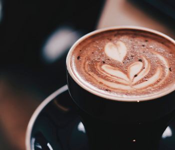 Tento italsk&yacute; v&yacute;raz znamen&aacute; skvrnit&yacute; či kropenat&yacute;, a označuje espresso doplněn&eacute; o mal&eacute; množstv&iacute; ml&eacute;čn&eacute; pěny, kter&eacute; je v&yacute;razně men&scaron;&iacute; než u cappuccina. 
Caff&eacute; macchiato se proto serv&iacute;ruje v klasick&eacute;m  mal&eacute;m  &scaron;&aacute;lku na espresso. Tradičn&iacute;m způsobem bylo espresso doplněno lžičkou ml&eacute;čn&eacute; pěny, v současn&eacute; době je obvyklej&scaron;&iacute;, že barista napln&iacute; pěnou &scaron;&aacute;lek až po okraj, přičemž může aplikovat i latt&eacute; art.