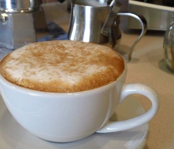 Tento francouzsk&yacute; v&yacute;raz bychom mohli přeložit jako k&aacute;va s ml&eacute;kem. 
A při tro&scaron;e tolerance bychom caff&eacute; au lait mohli označit jako ekvivalent italsk&eacute;ho caff&eacute; latt&eacute;. Tento n&aacute;poj se obvykle připravuje ve Francii k sn&iacute;dani, na rozd&iacute;l od italsk&eacute;ho k&aacute;vov&eacute;ho n&aacute;poje v&scaron;ak ne do sklenice, ale do velk&eacute;ho &scaron;&aacute;lku. Poměr k&aacute;vy a hork&eacute;ho ml&eacute;ka je zhruba vyrovnan&yacute;. K&aacute;va obvykle nepoch&aacute;z&iacute; z espressa, ale jedn&aacute; se o k&aacute;vu filtrovanou.