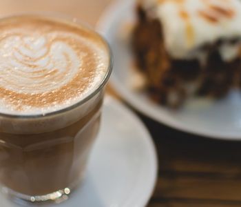 V posledn&iacute; době velmi obl&iacute;ben&yacute; n&aacute;poj na b&aacute;zi espressa. 
Jedn&aacute; se o cappuccino připraven&eacute; do tradičn&iacute;ho &scaron;&aacute;lku na cappuccino, ov&scaron;em z dvojit&eacute; d&aacute;vky k&aacute;vy, resp. z n&aacute;poje espresso doppio a ml&eacute;čn&eacute; pěny, kter&eacute; je ov&scaron;em - vzhledem k množstv&iacute; k&aacute;vy - men&scaron;&iacute; vrstva než u klasick&eacute;ho cappuccina. Na druhou stranu ale přin&aacute;&scaron;&iacute; v&yacute;razněj&scaron;&iacute; chuťov&yacute; z&aacute;žitek samotn&eacute; k&aacute;vy, protože doppio je v&iacute;c než dvě espressa.