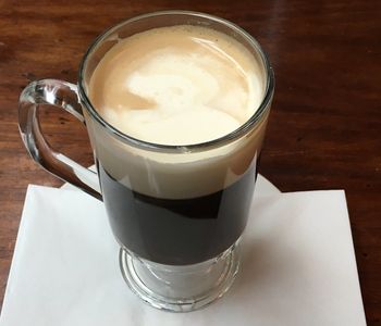 Jedn&aacute; se o n&aacute;poj z k&aacute;vy, irsk&eacute; whiskey a smetany. 
Interpretac&iacute; tohoto n&aacute;poje může b&yacute;t několik, ten snad nejtradičněj&scaron;&iacute; můžeme ochutnat v Buena Vista Cafe v San Franciscu. Zde je cukr zalit&yacute; silnou filtrovanou k&aacute;vou, n&aacute;sledně doplněnou o whiskey Tullamore Dew a smetanu lehce u&scaron;lehanou v &scaron;ejrku. Irsk&aacute; k&aacute;va je serv&iacute;rovan&aacute; do typick&eacute; skleničky na stopce a pije se bez lžičky.&nbsp;