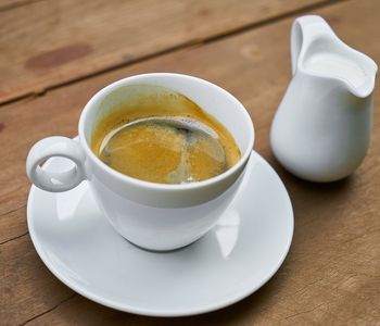 Jedn&aacute; se o nejmen&scaron;&iacute; italskou k&aacute;vu, jak&aacute; se obvykle připravuje. 
Vznik&aacute; z d&aacute;vky pro klasick&eacute; espresso, tedy obvykle z cca 7-8 gramů mlet&yacute;ch k&aacute;vov&yacute;ch zrn. Je v&scaron;ak zkr&aacute;ceno při sv&eacute; př&iacute;pravě, a to zhruba na polovičn&iacute; množstv&iacute; espressa. Během extrakce se totiž nejv&yacute;razněj&scaron;&iacute; a nejkvalitněj&scaron;&iacute; l&aacute;tky z k&aacute;vy louhuj&iacute; na &uacute;pln&eacute;m zač&aacute;tku a postupn&yacute;m prot&eacute;k&aacute;n&iacute;m hork&eacute; vody se tyto l&aacute;tky řed&iacute;. Ristretto je k&aacute;va pro opravdov&eacute; milovn&iacute;ky.